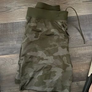 Lululemon 7 inch large shorts